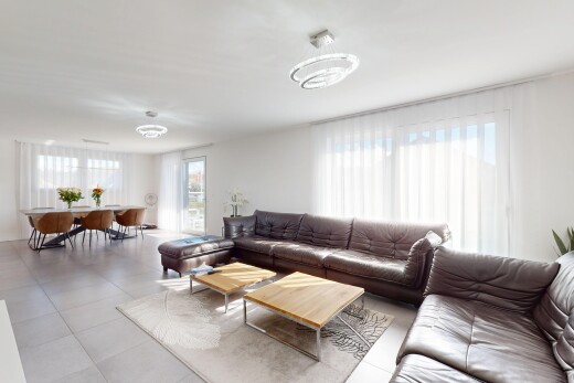 wohn- / esszimmer mit fliesenboden, natürliches licht, und gipskartonwand