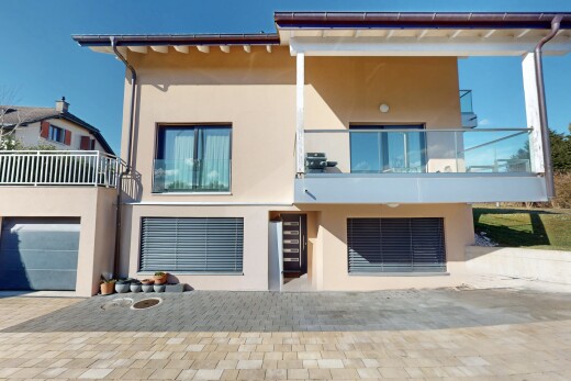 außenansicht mit stuckverkleidung, balkon, und garage