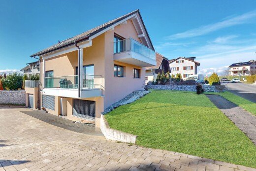 außenansicht mit rasen, stuckverkleidung, parkplatz, auffahrt, und balkon