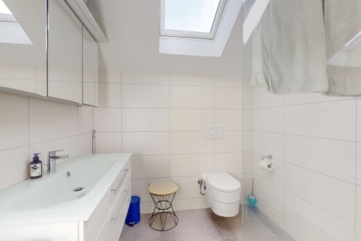 bad mit schminktisch, toilette, spiegel, dachfenster, und waschbecken