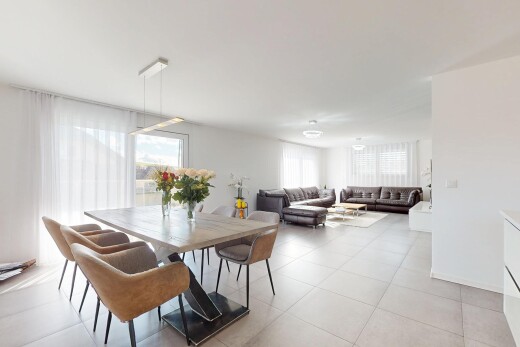 wohn- / esszimmer mit gipskartonwand, fliesenboden, und natürliches licht