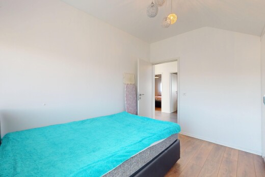 zimmer / schlafzimmer mit dachschräge, gipskartonwand, und holzfußboden