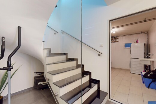 treppe mit fliesenboden und gipskartonwand