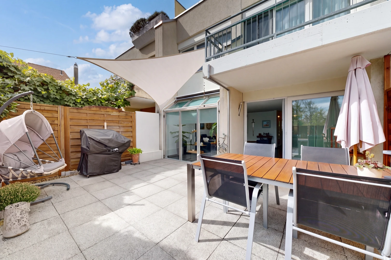 terrasse avec balcon, clôture, gril, day time, et terrasse