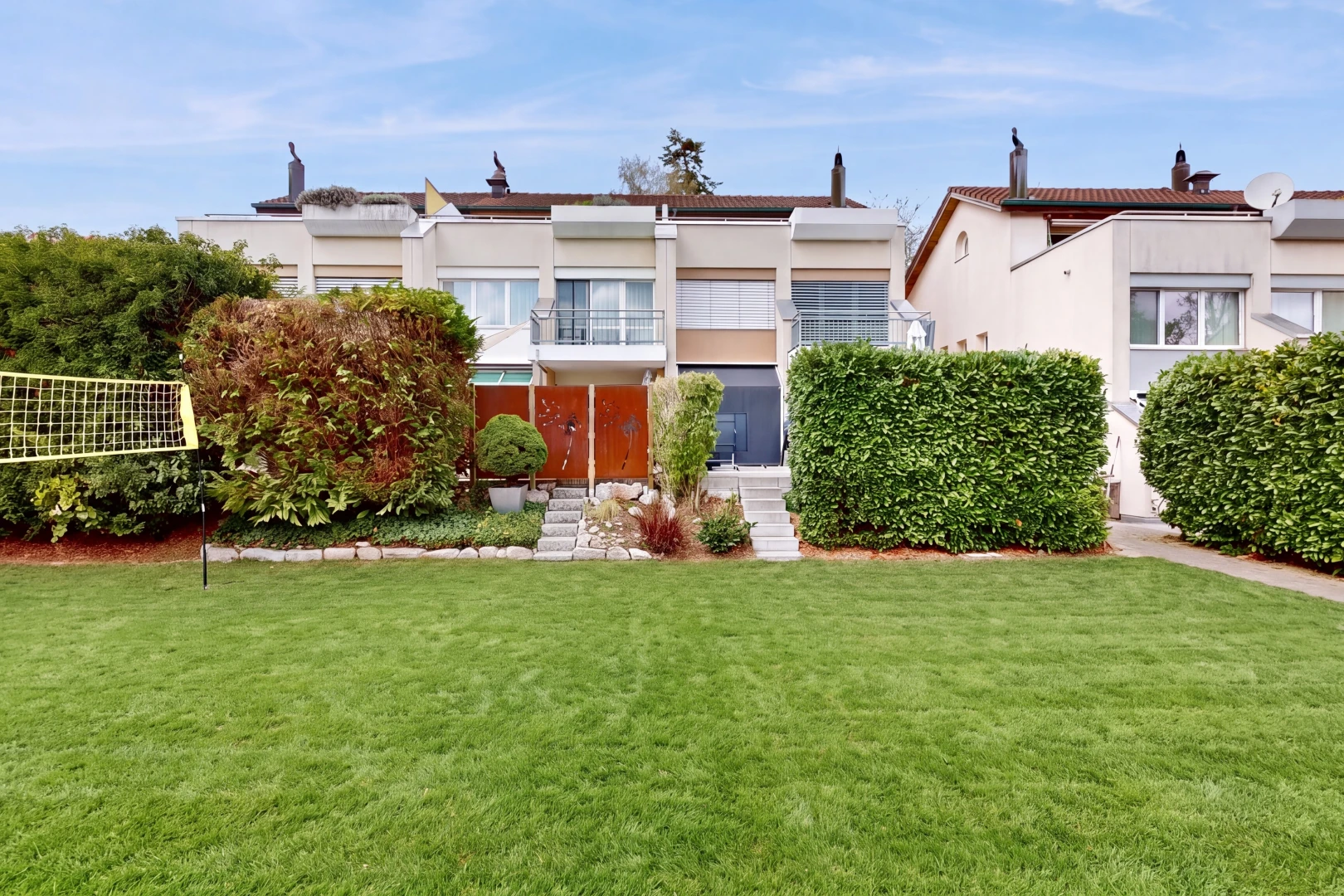 jardin avec pelouse, balcon, day time, et property visible