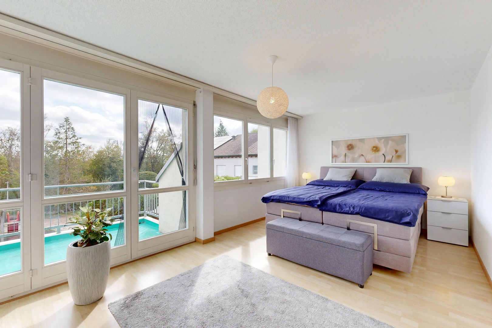 chambre avec accès à l'extérieur, éclairage suspendu, cloison sèche, drywall, et vue sur la piscine