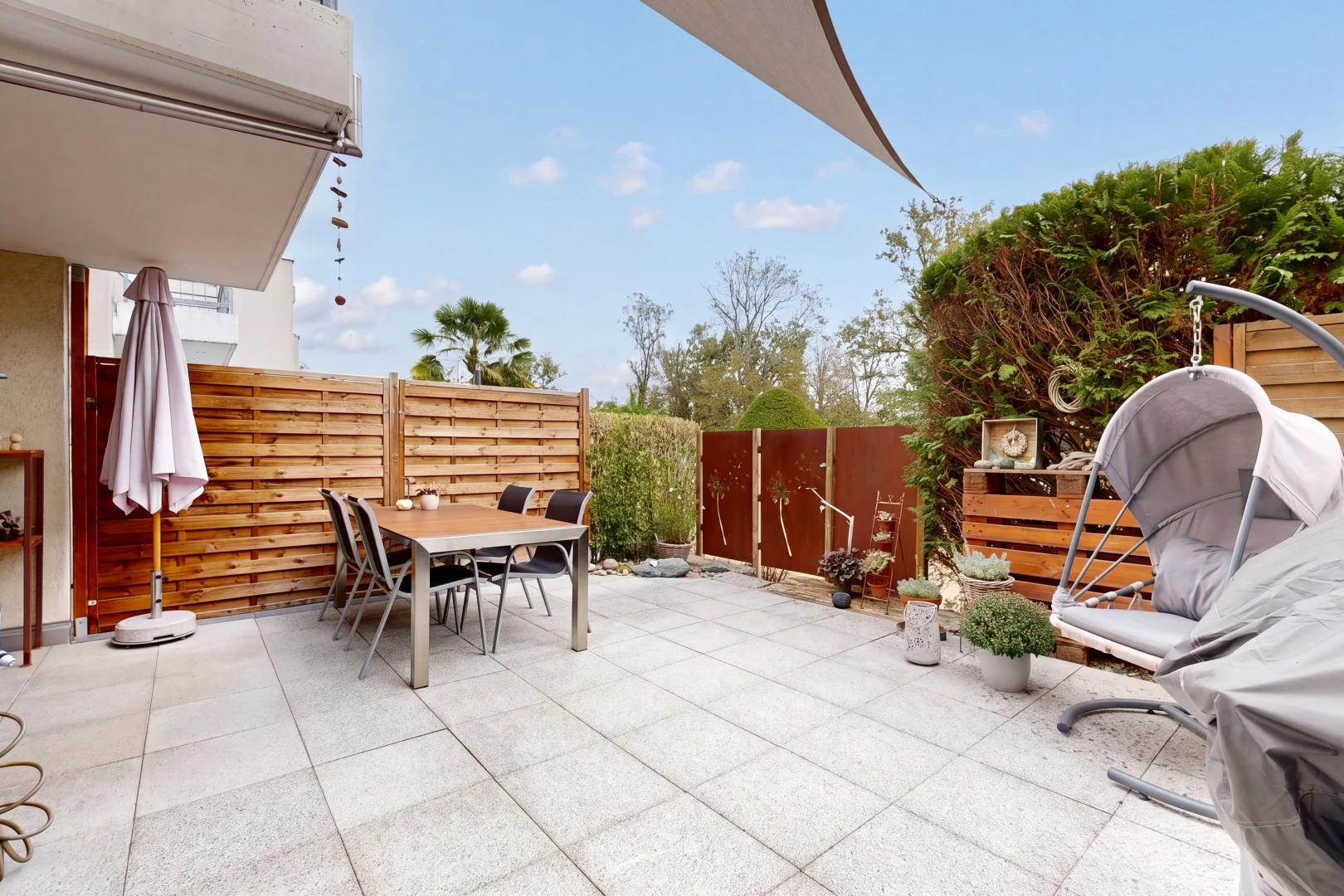 terrasse avec clôture, coin repas extérieur, terrasse, day time, et from property