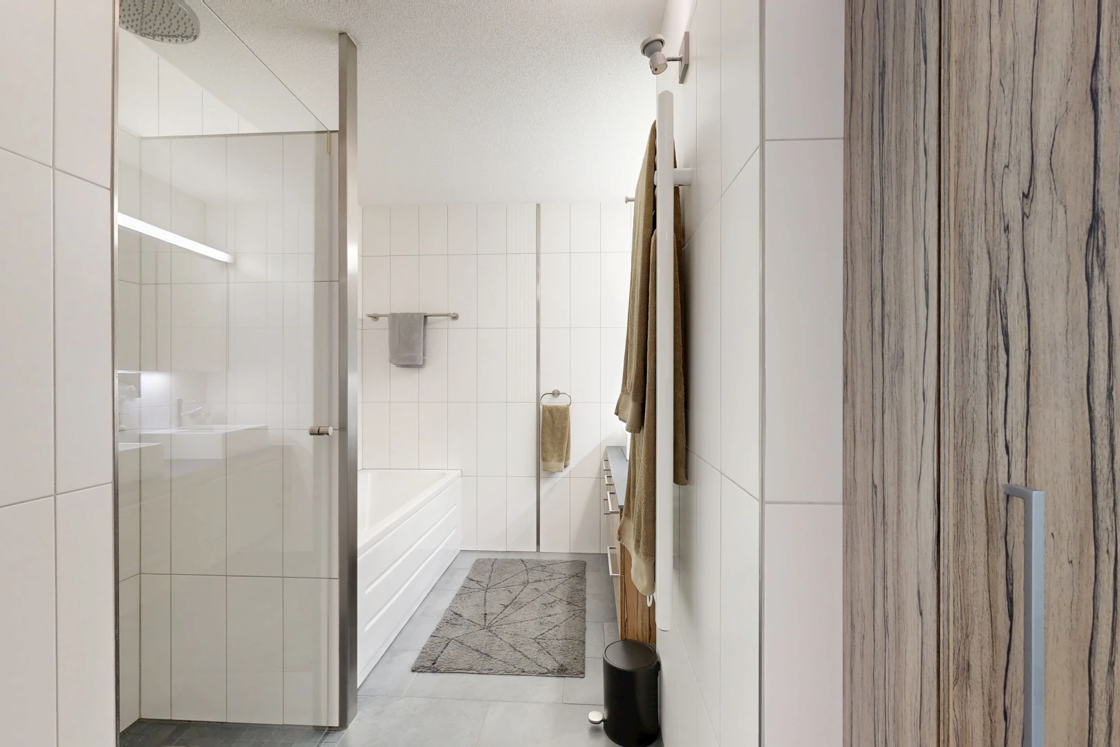 salle de bains avec salle de bain complète, mur en carrelage, tile wall, bain, et douche