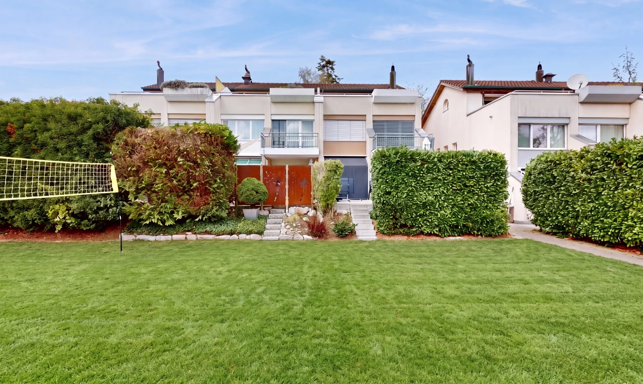 jardin avec pelouse, balcon, day time, et property visible