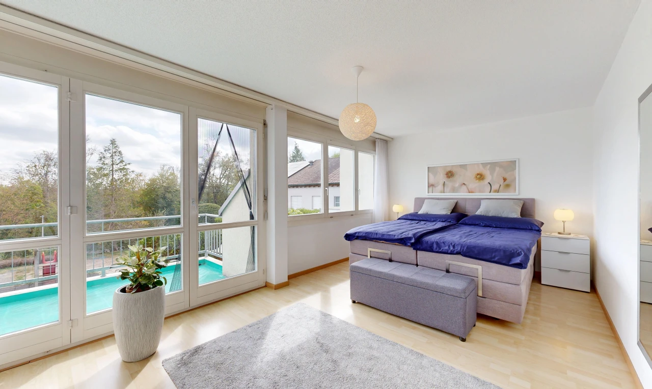 chambre avec accès à l'extérieur, éclairage suspendu, cloison sèche, drywall, et vue sur la piscine