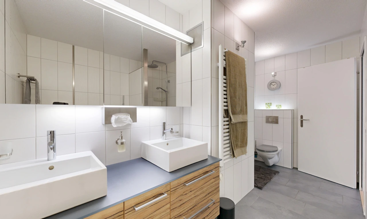 salle de bains avec évier, salle de bain complète, mur en carrelage, tile wall, et double vasque