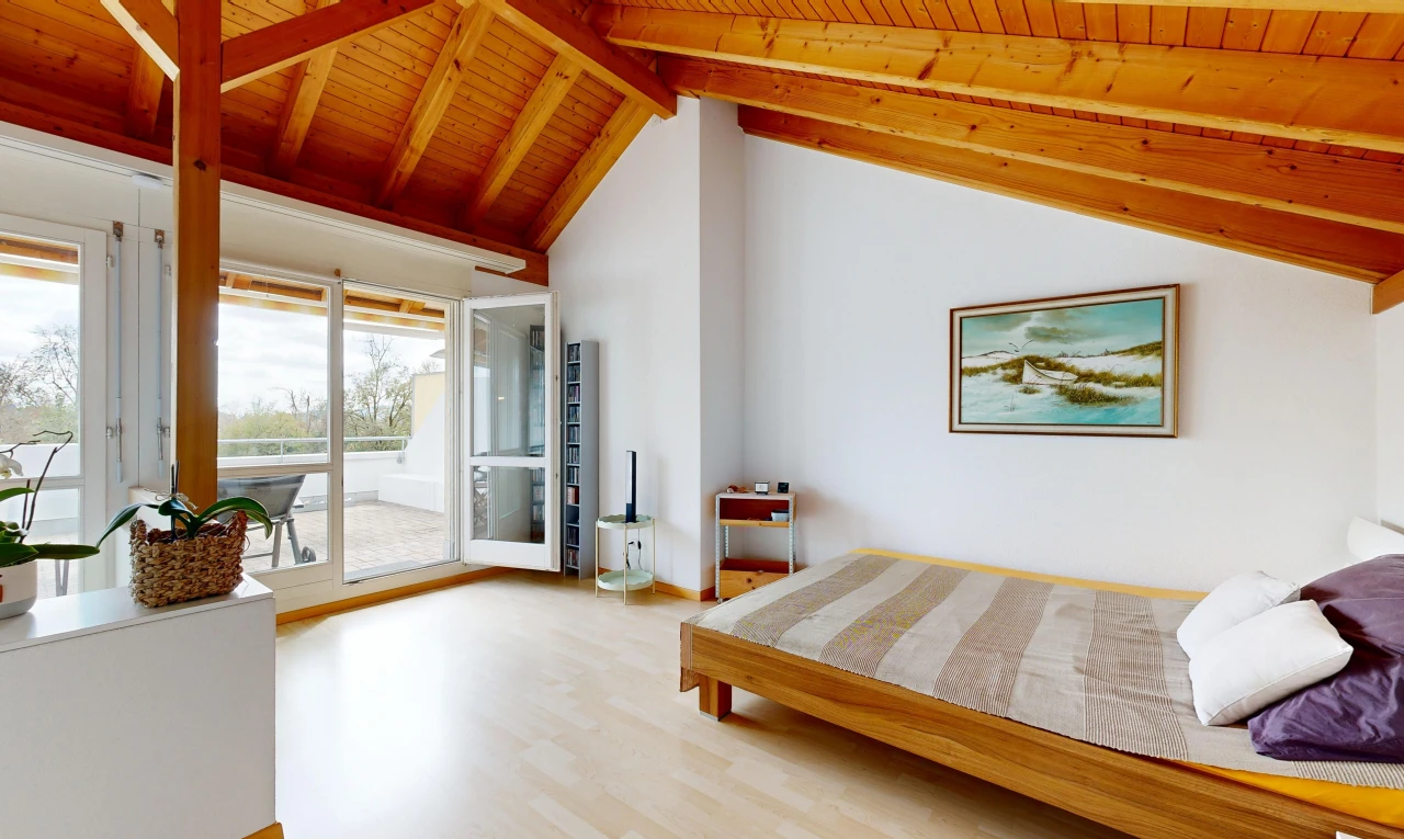 chambre avec high end ceiling, accès à l'extérieur, vaulted ceiling, plafond voûté, et wood ceiling