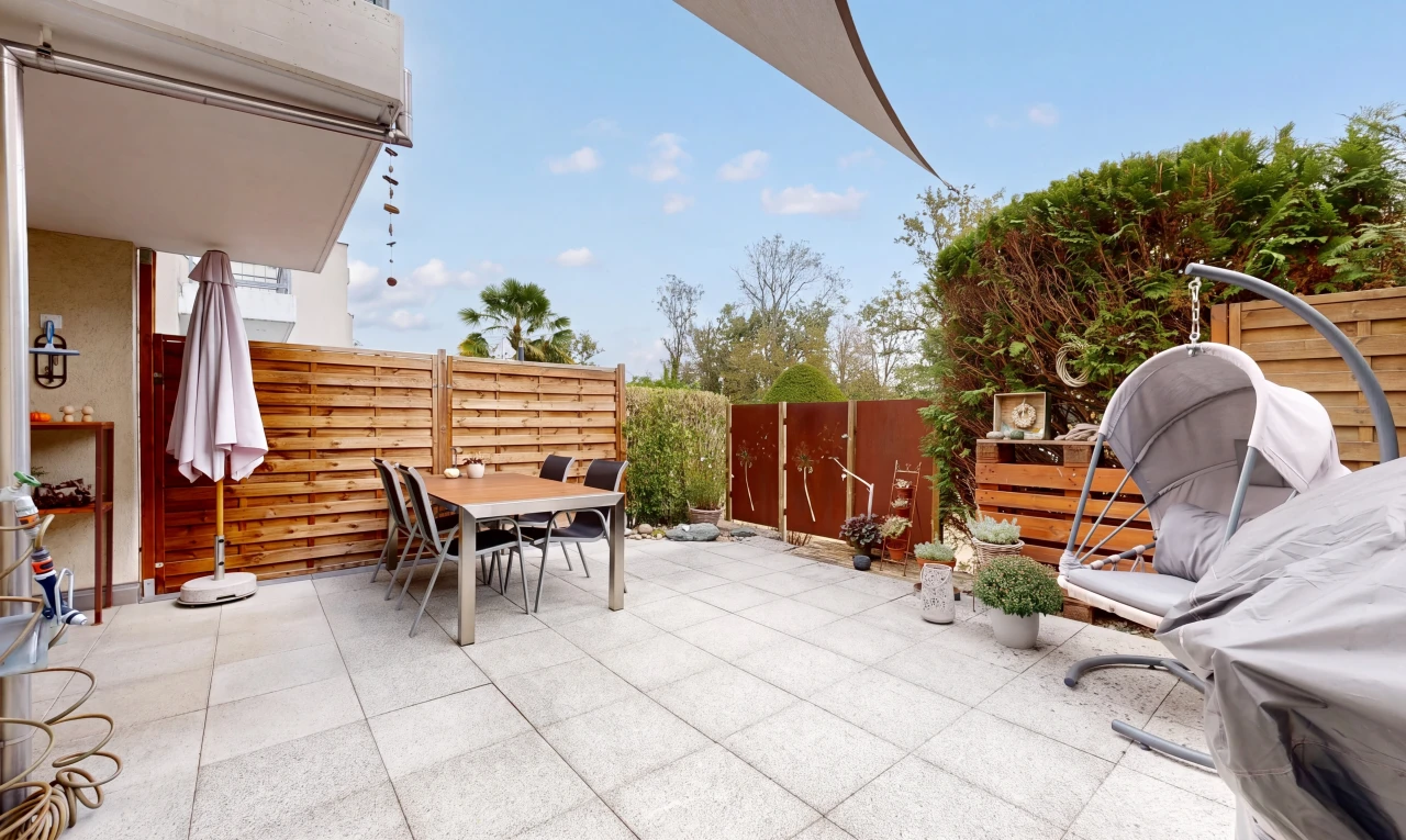 terrasse avec clôture, coin repas extérieur, terrasse, day time, et from property