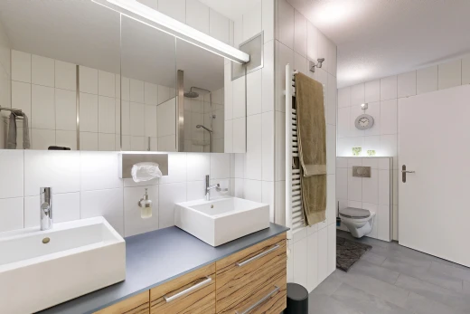 salle de bains avec évier, salle de bain complète, mur en carrelage, tile wall, et double vasque