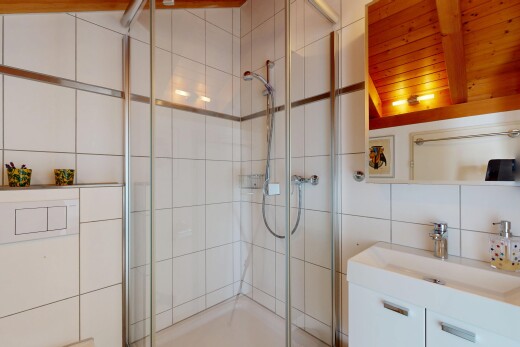 bad mit komplettes badezimmer, spiegel, dusche, waschbecken, und schminktisch