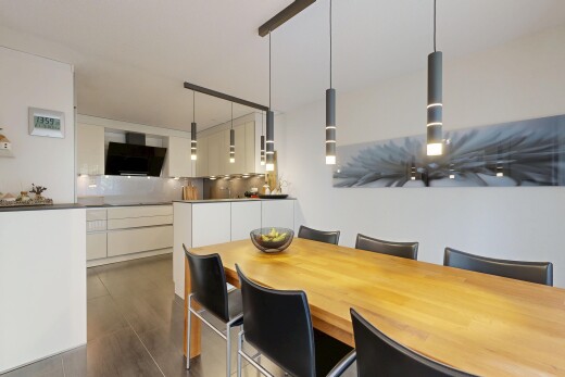 esszimmer mit pendelleuchte, fernseher, gipskartonwand, drywall, und dark floor