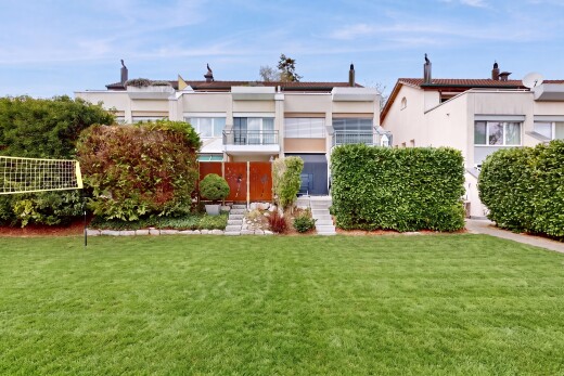garten mit rasen, balkon, day time, und property visible