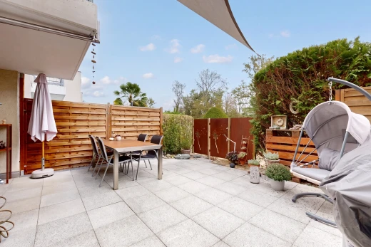 terrasse avec clôture, coin repas extérieur, terrasse, day time, et from property