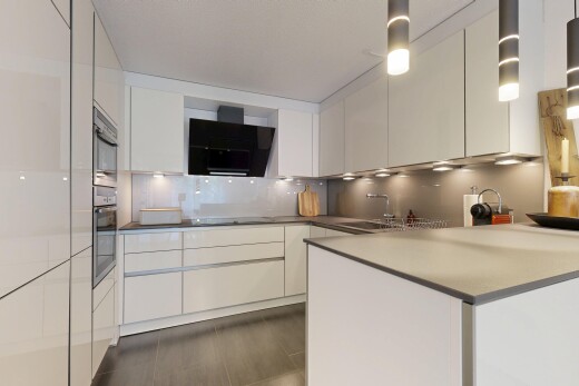 cuisine avec hotte, dark floor, armoires à panneau plat, flat panel cabinets, et évier