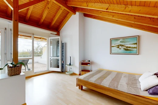 chambre avec high end ceiling, accès à l'extérieur, vaulted ceiling, plafond voûté, et wood ceiling