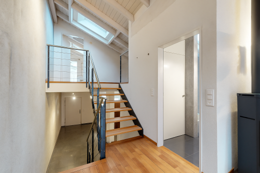 treppe mit dachfenster, inside property, holzfußboden, wood finish floor, und balkendecke