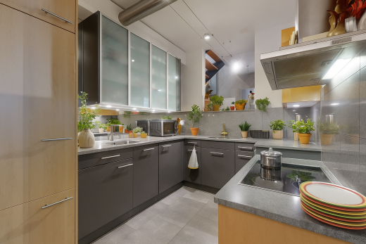 küche mit schränke mit flachen paneelen, küchenrückwand beim herd, küchenrückwand beim Herd, inside property, und dunstabzugshaube