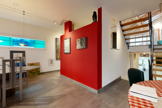 esszimmer mit gipskartonwand, drywall, inside property, treppen, und natürliches licht