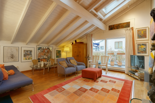 wohnzimmer mit dachschräge, vaulted ceiling, fernseher, holzfußboden, und wood finish floor