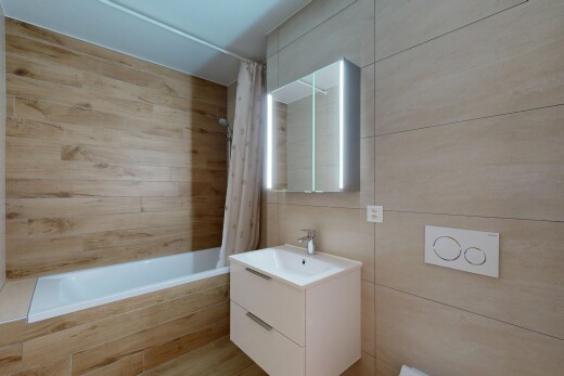 salle de bains avec miroir, salle de bain complète, douche-bain combinés, inside property, et lavabo (ou coiffeuse selon le contexte)