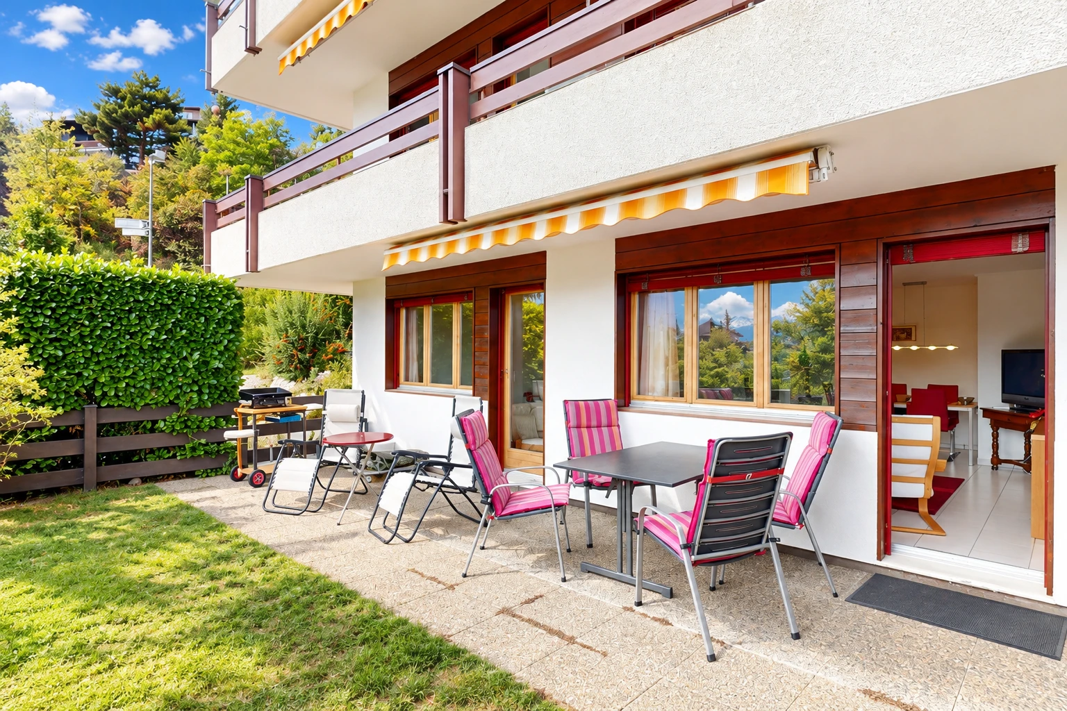 terrasse avec terrasse, balcon, day time, coin repas extérieur, et clôture
