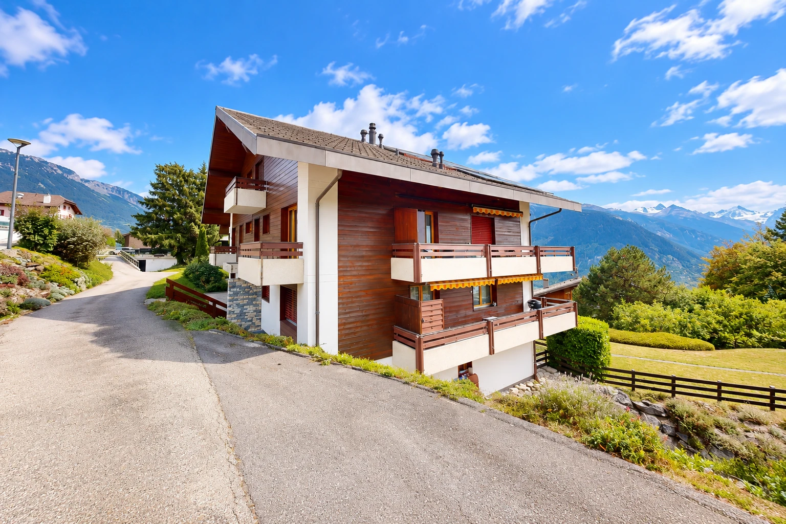 façade avec mountain view, vue sur la montagne, bardage horizontal, bardage en bois, et balcon