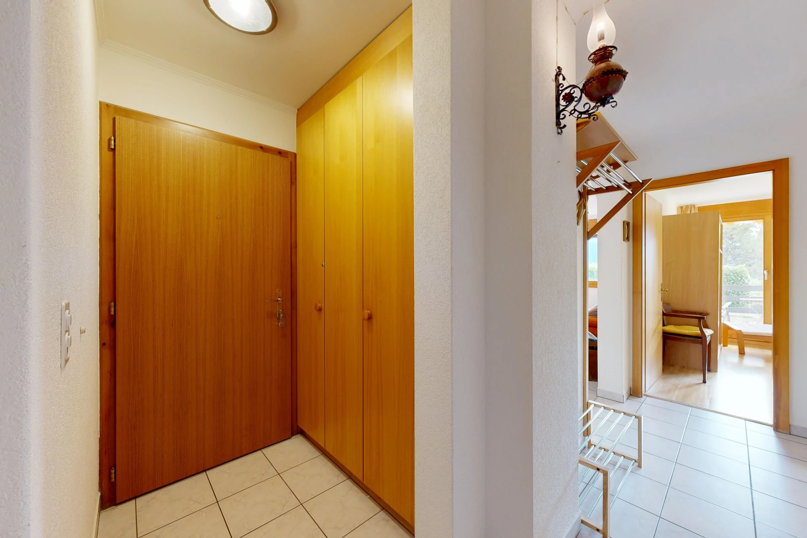 couloir avec light floor, inside property, tile floor, sol en carrelage, et placard