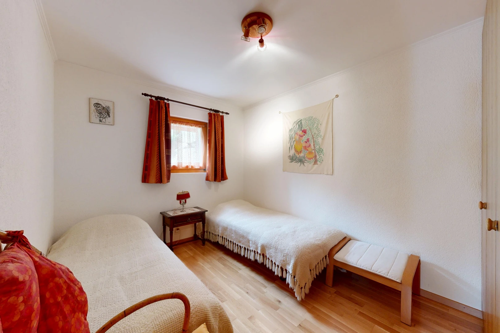 chambre avec lumière naturelle, wood finish floor, sol en finition bois, light floor, et drywall