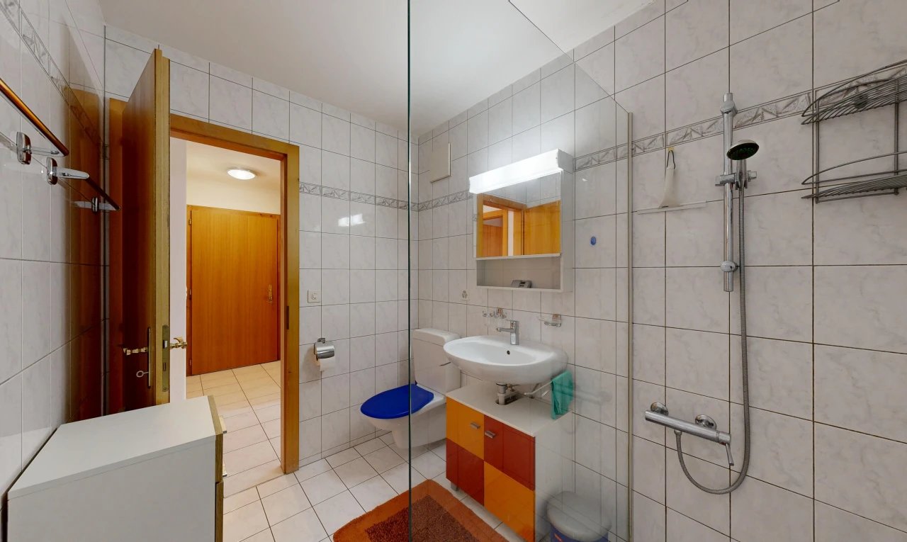 salle de bains avec tile wall, mur en carrelage, miroir, salle de bain complète, et douche