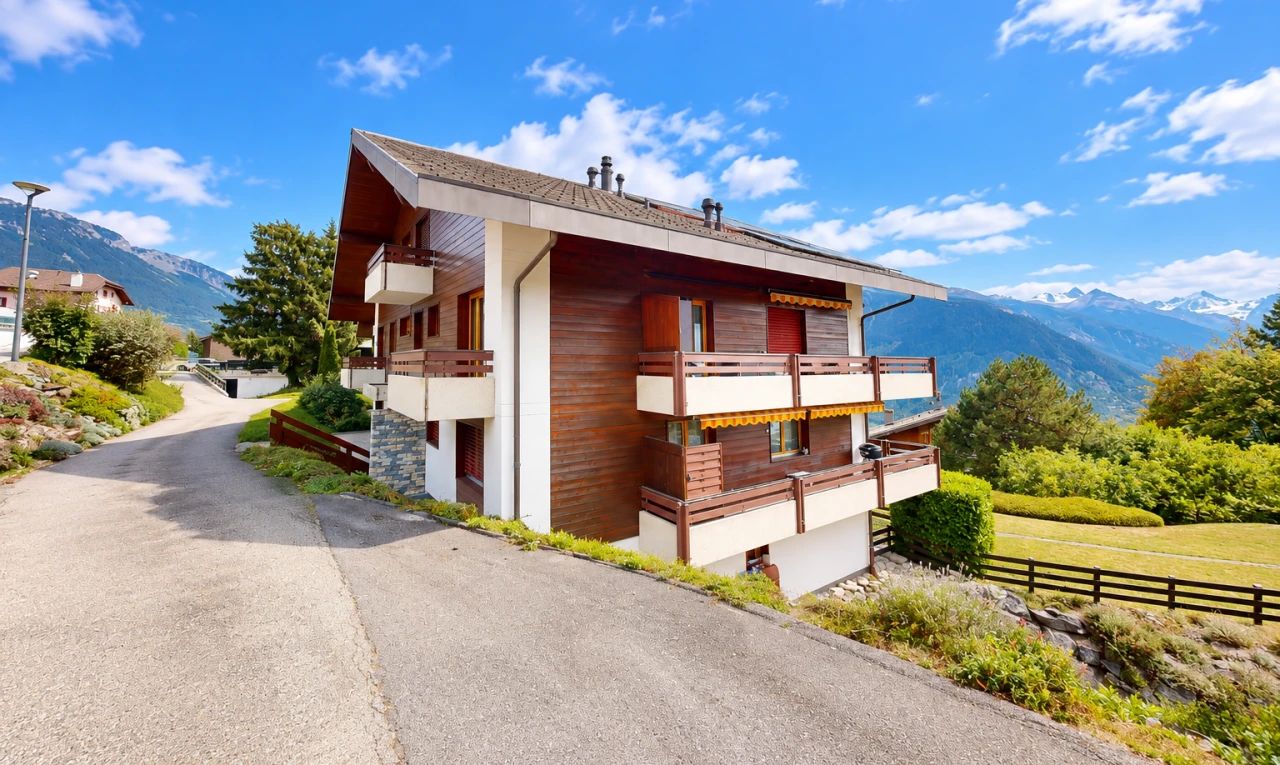 façade avec mountain view, vue sur la montagne, bardage horizontal, bardage en bois, et balcon