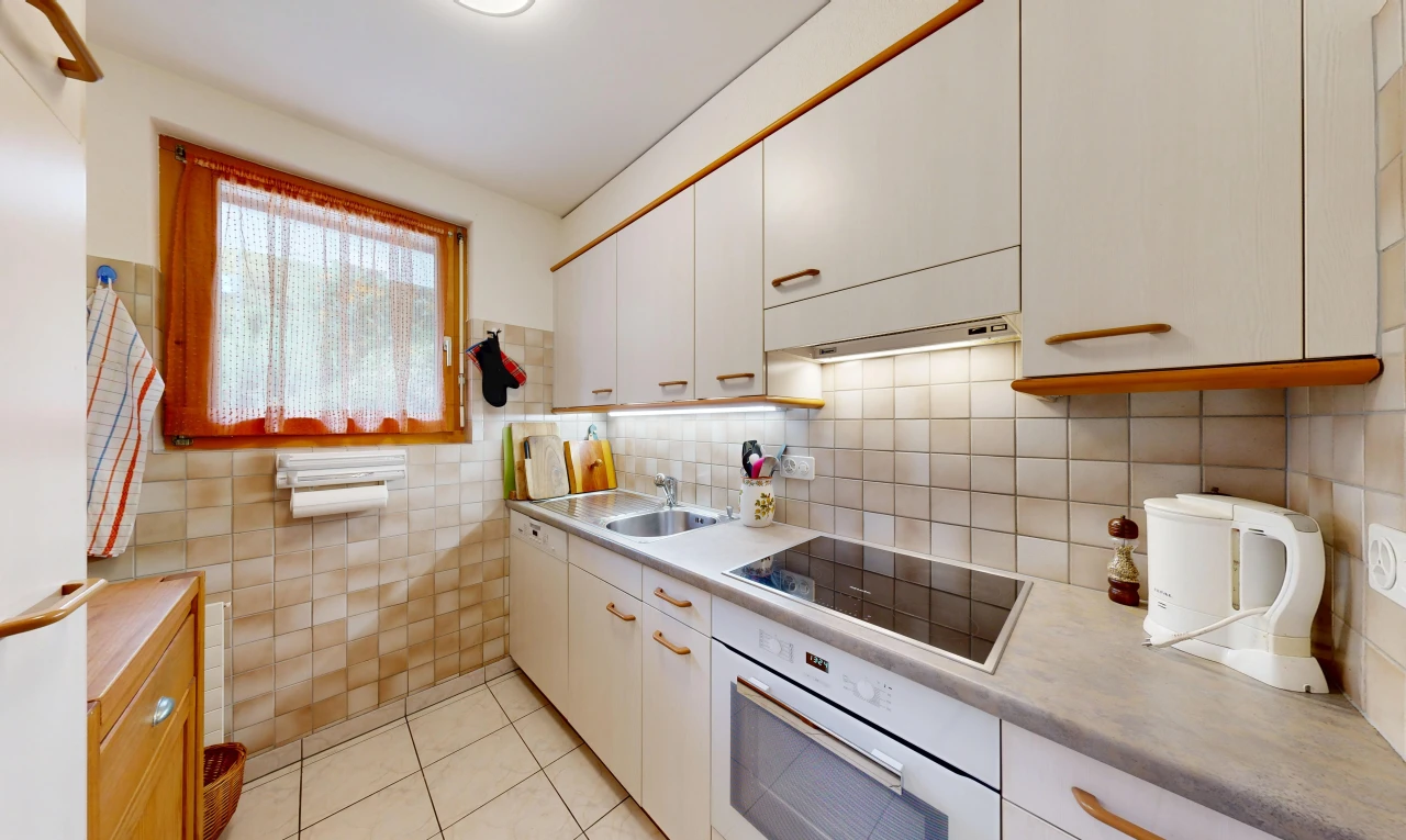 cuisine avec light countertops, plans de travail, four, light floor, et plaque de cuisson
