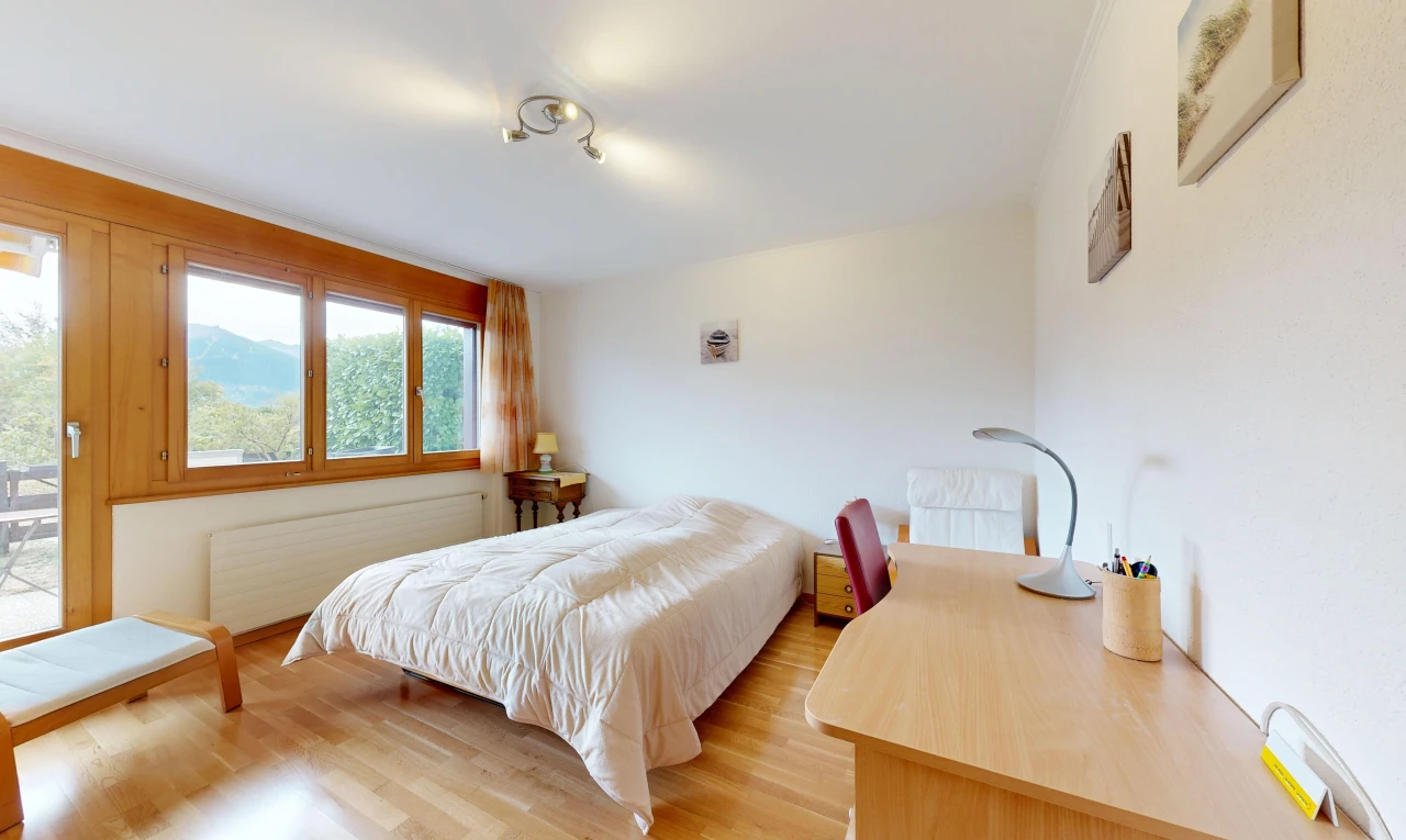 chambre avec radiateur, drywall, cloison sèche, inside property, et wood finish floor