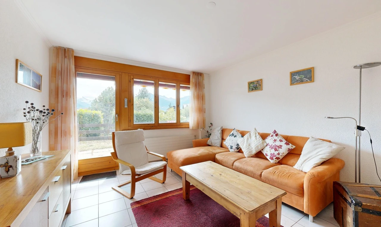 salon avec inside property, light floor, cloison sèche, drywall, et sol en carrelage
