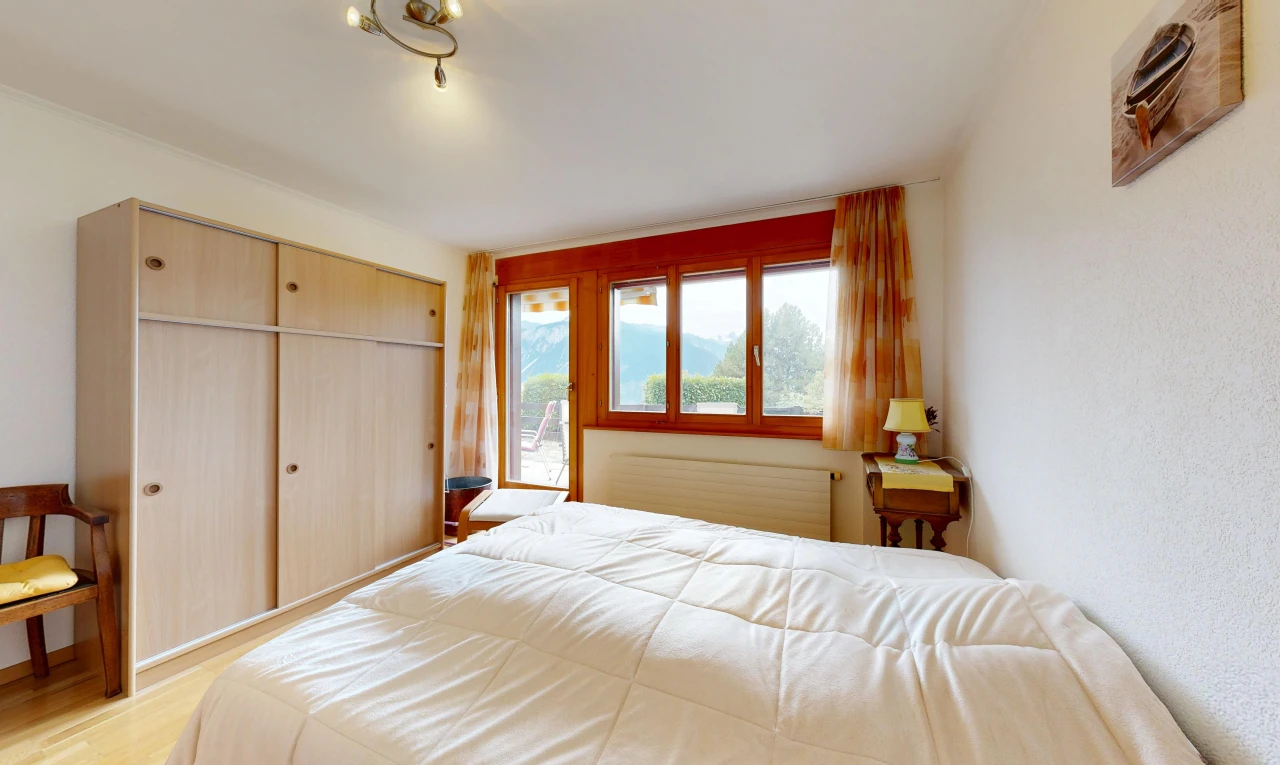 chambre avec radiateur, placard, inside property, sol en finition bois, et wood finish floor