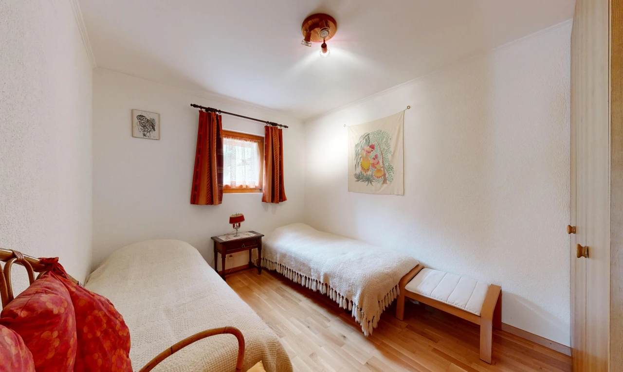 chambre avec lumière naturelle, wood finish floor, sol en finition bois, light floor, et drywall