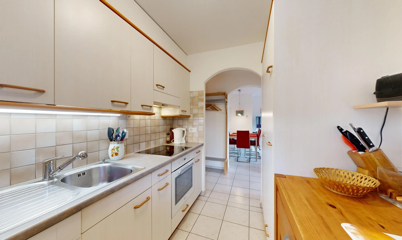 cuisine avec passages en arc, light countertops, light floor, sol en carrelage, et tile floor
