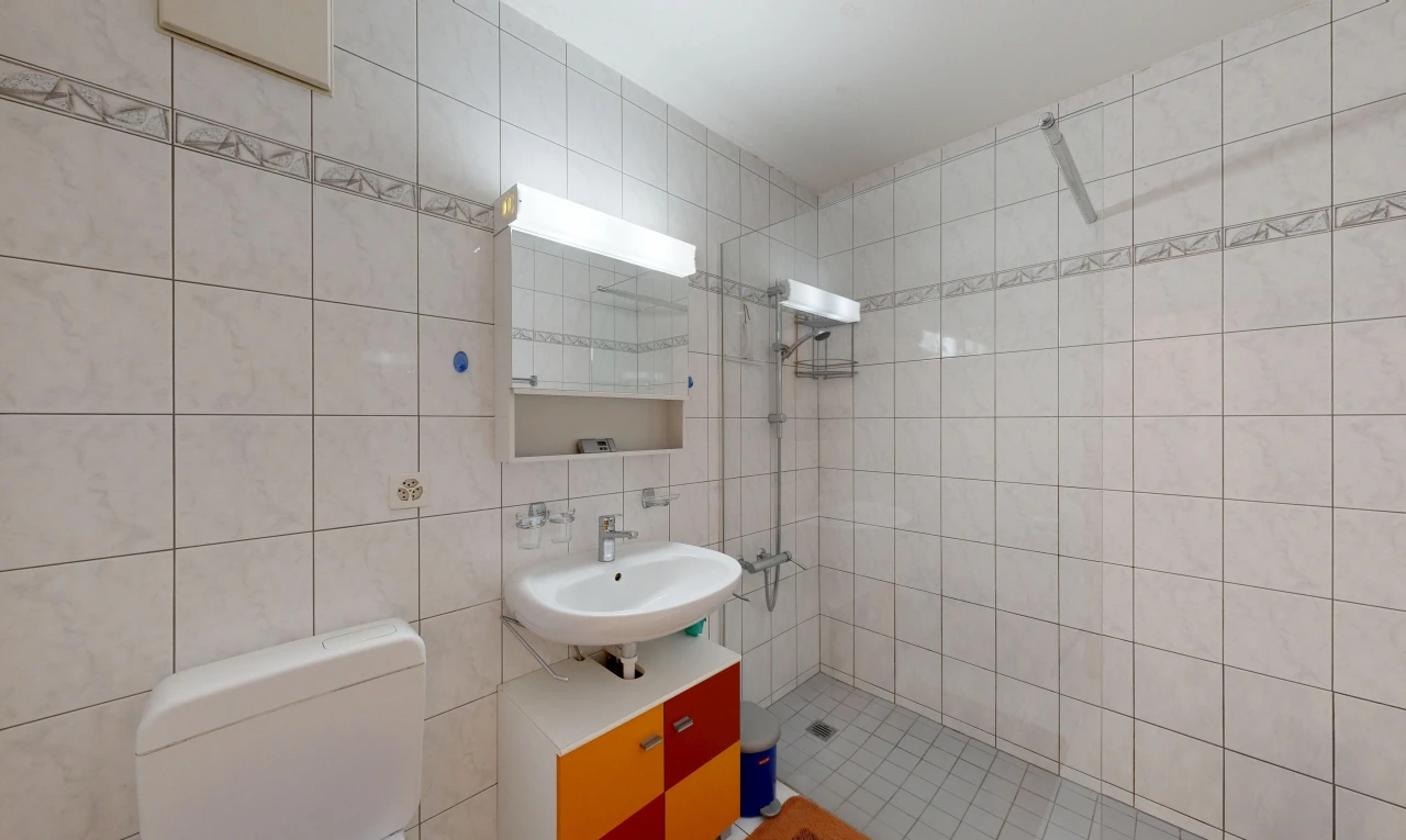 salle de bains avec douche, salle de bain complète, miroir, mur en carrelage, et tile wall