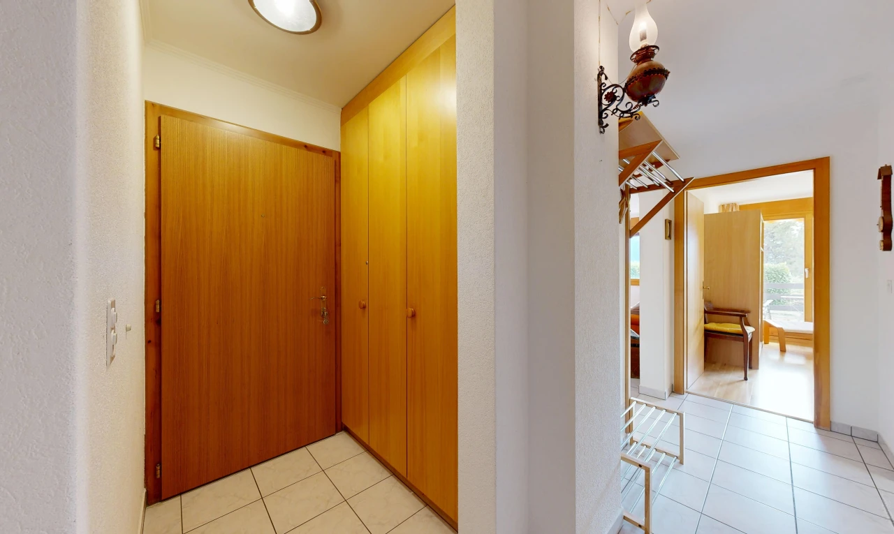 couloir avec light floor, inside property, tile floor, sol en carrelage, et placard