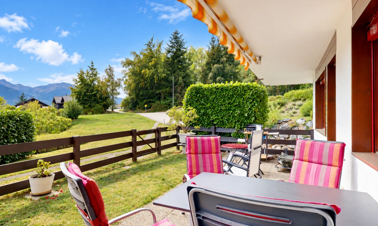 terrasse avec from property, pelouse, coin repas extérieur, auvent, et terrasse