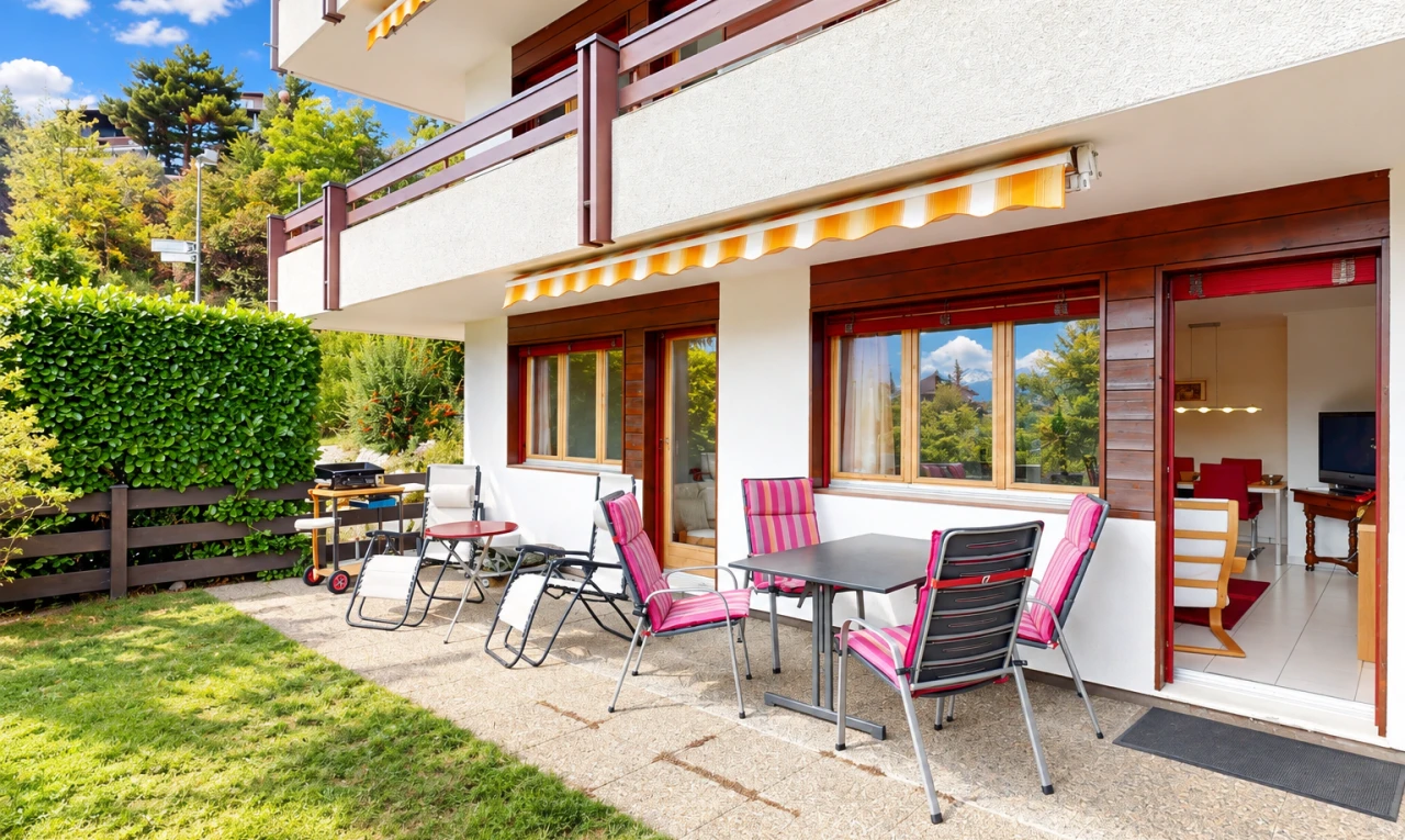 terrasse avec terrasse, balcon, day time, coin repas extérieur, et clôture