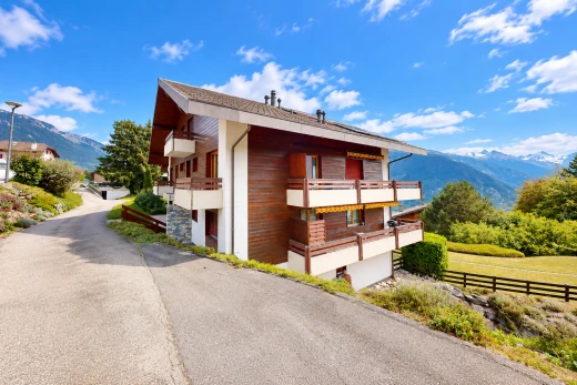 façade avec mountain view, vue sur la montagne, bardage horizontal, bardage en bois, et balcon