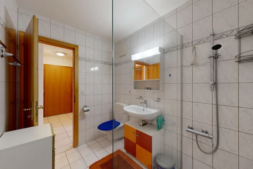 salle de bains avec tile wall, mur en carrelage, miroir, salle de bain complète, et douche