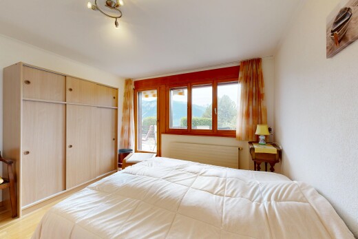 zimmer / schlafzimmer mit kühler, kleiderschrank, inside property, holzfußboden, und wood finish floor