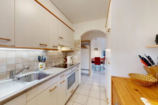 cuisine avec passages en arc, light countertops, light floor, sol en carrelage, et tile floor