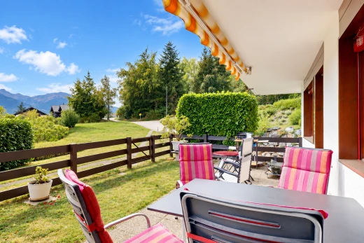 terrasse avec from property, pelouse, coin repas extérieur, auvent, et terrasse